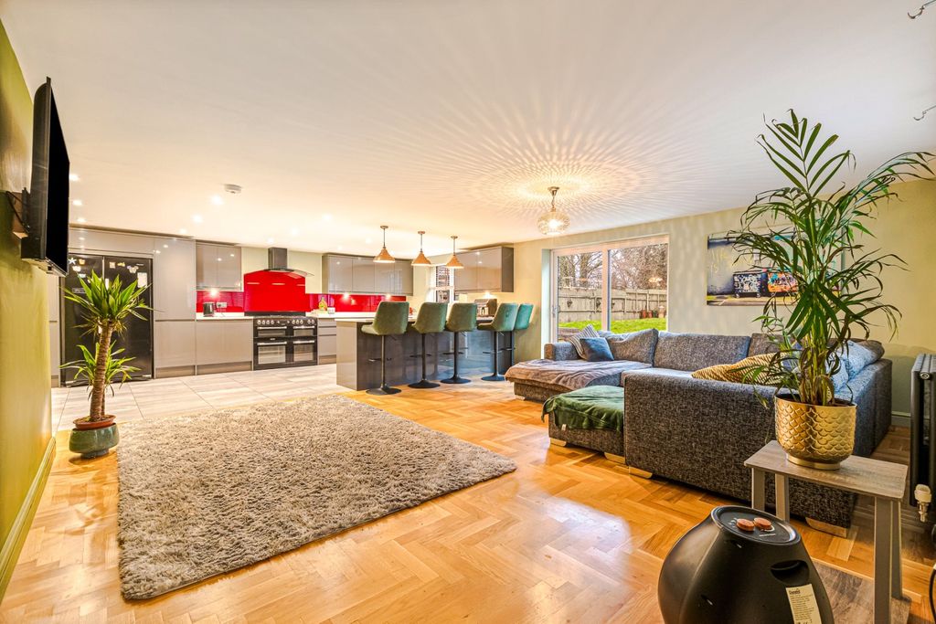 Property photo 2 of 31