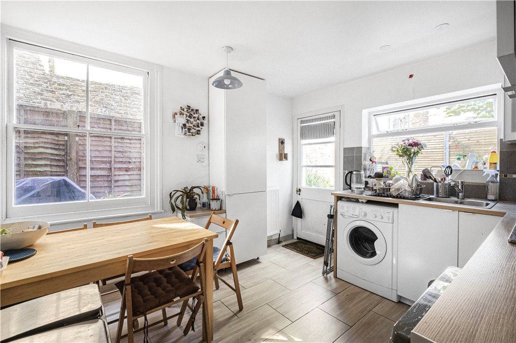 Property photo 3 of 11 Kitchen