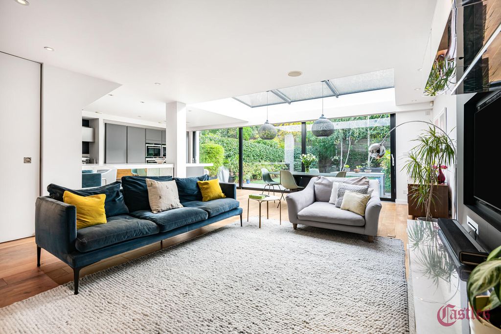 Property photo 2 of 25 Living Room