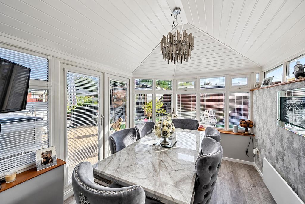 Property photo 3 of 14 Conservatory