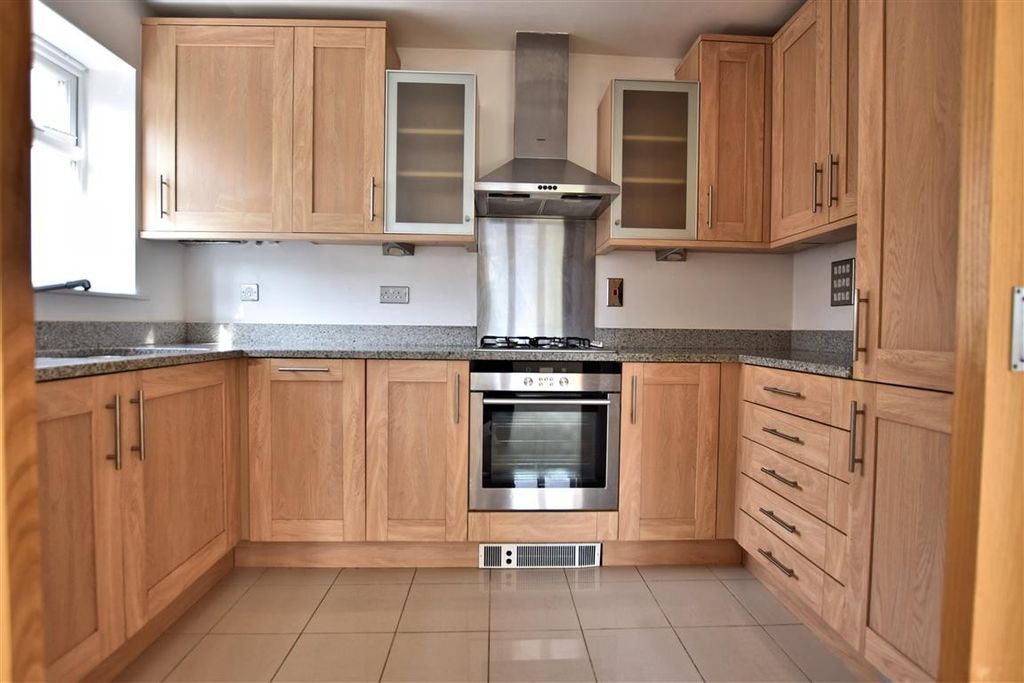 Property photo 3 of 8 Kitchen