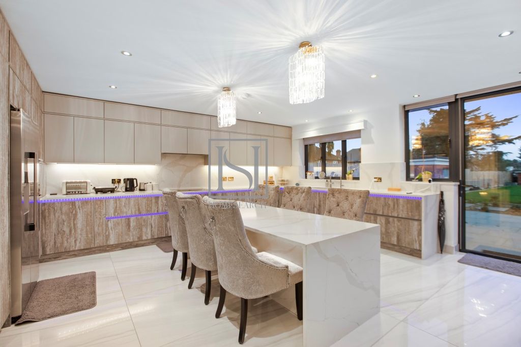 Property photo 3 of 14 Kitchen/Dining Area