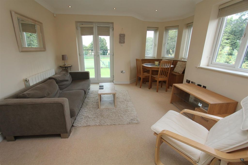 Property photo 1 of 12 Bright Lounge With Bay Window And Garden Access...