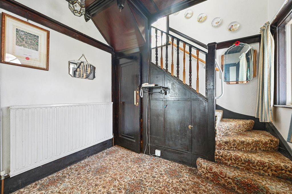 Property photo 3 of 13 9