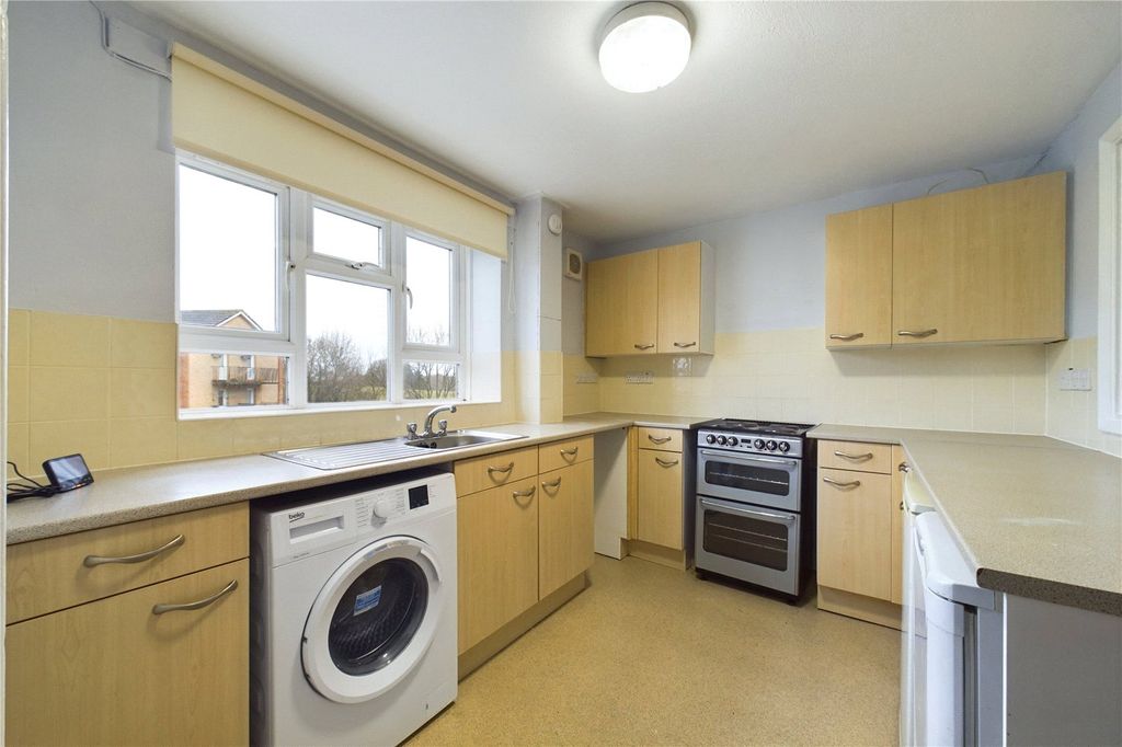 Property photo 3 of 11 Kitchen
