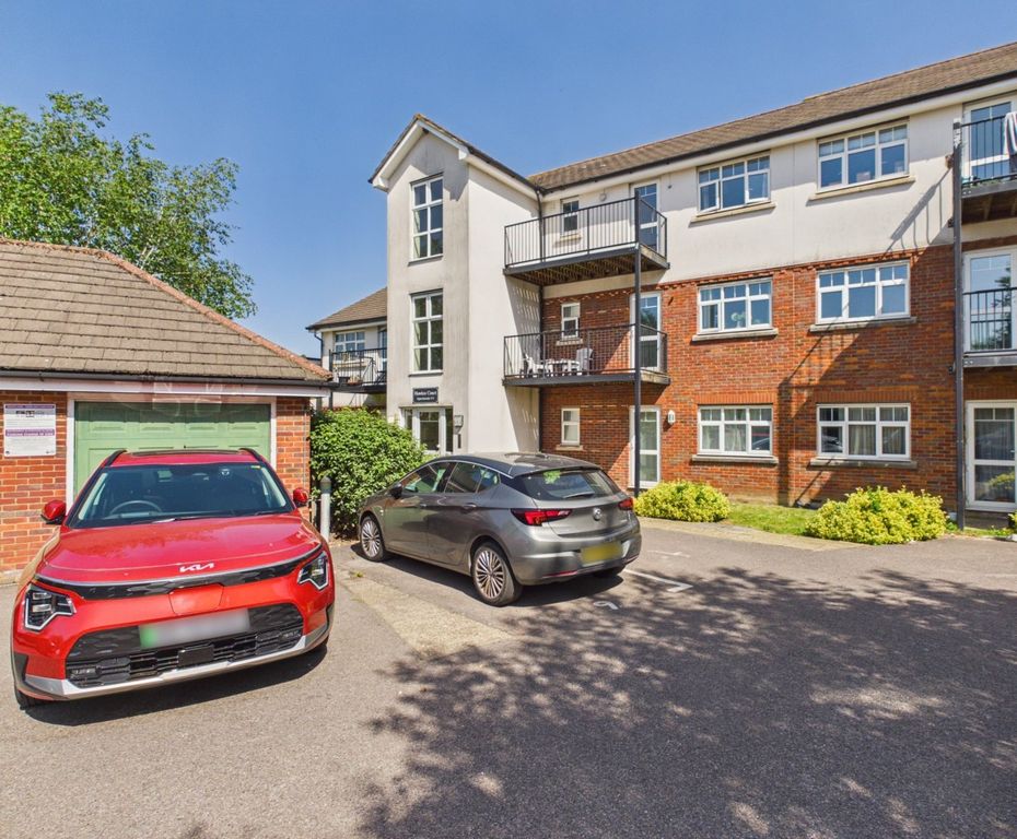 2 bed flat for saleHawkes Court, Chesham, Buckinghamshire HP5