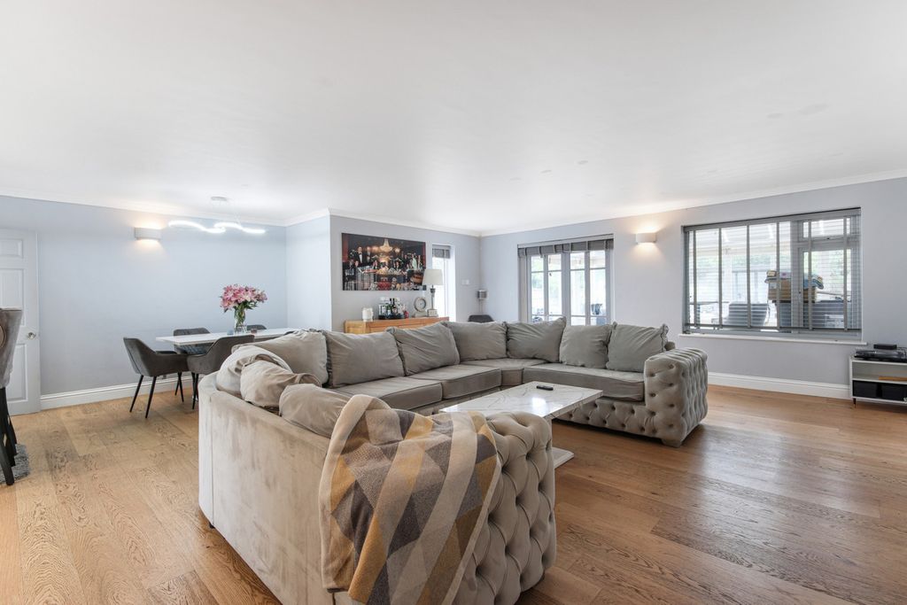 Property photo 2 of 39