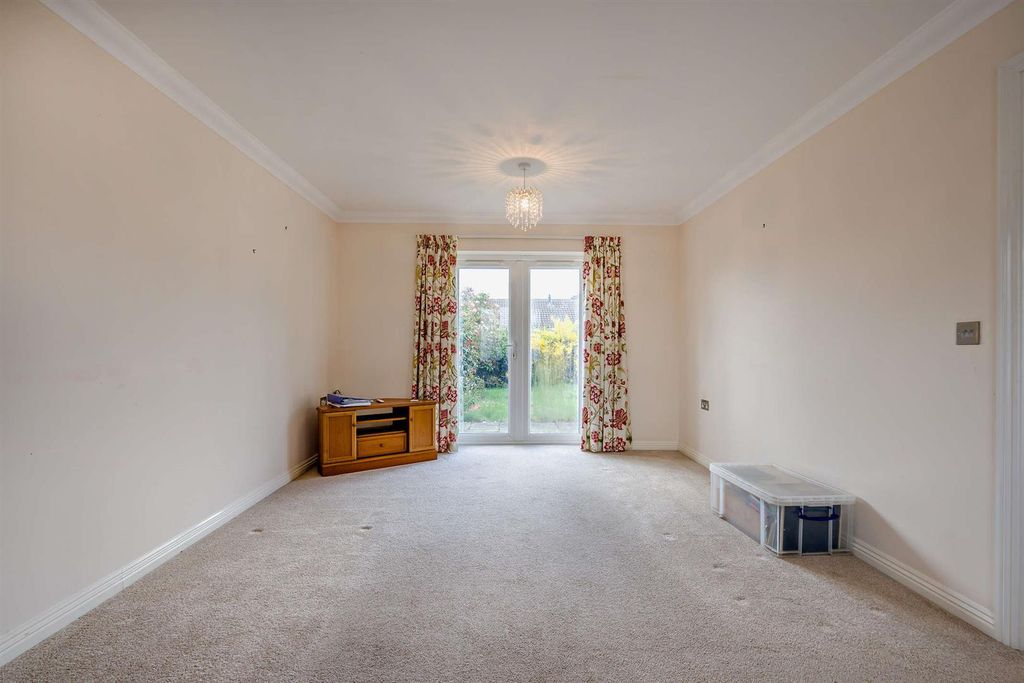 Property photo 3 of 19 8685163-Interior02-800.Jpg