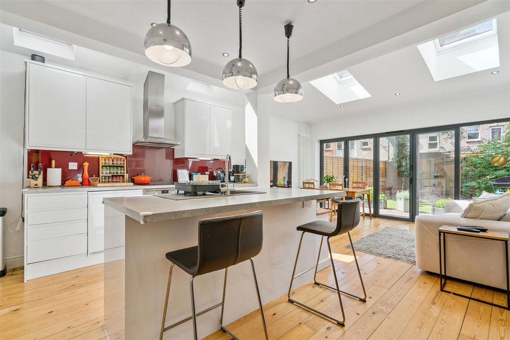 Property photo 1 of 11 Oxford Road, London Kitchen 1