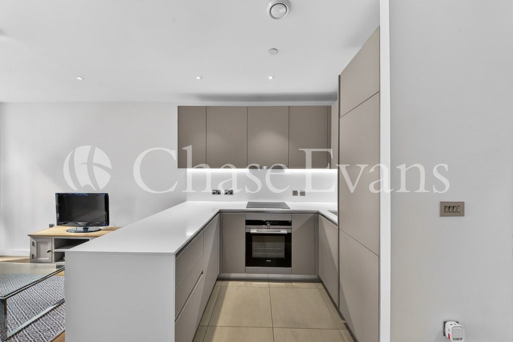 Property photo 3 of 18 Kitchen