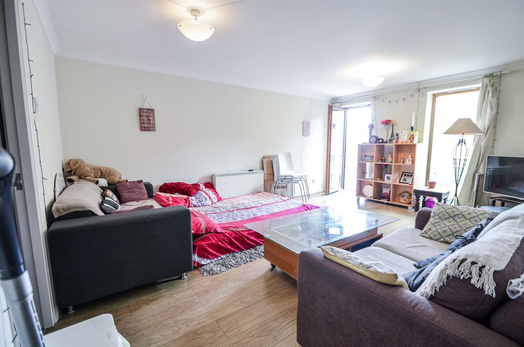 Property photo 2 of 8 Meridian Place