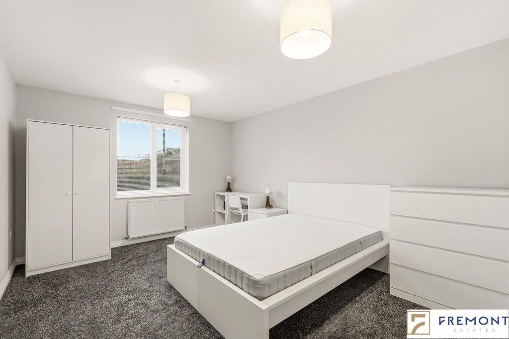 Property photo 1 of 9 Bedroom