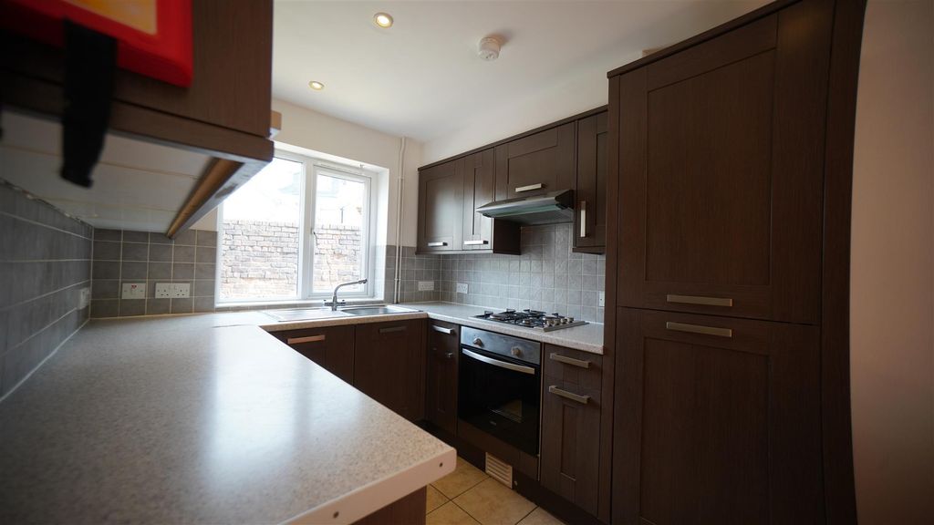 Property photo 3 of 9 Njqaov1Y20-Spo99Gaj47Q.Jpg