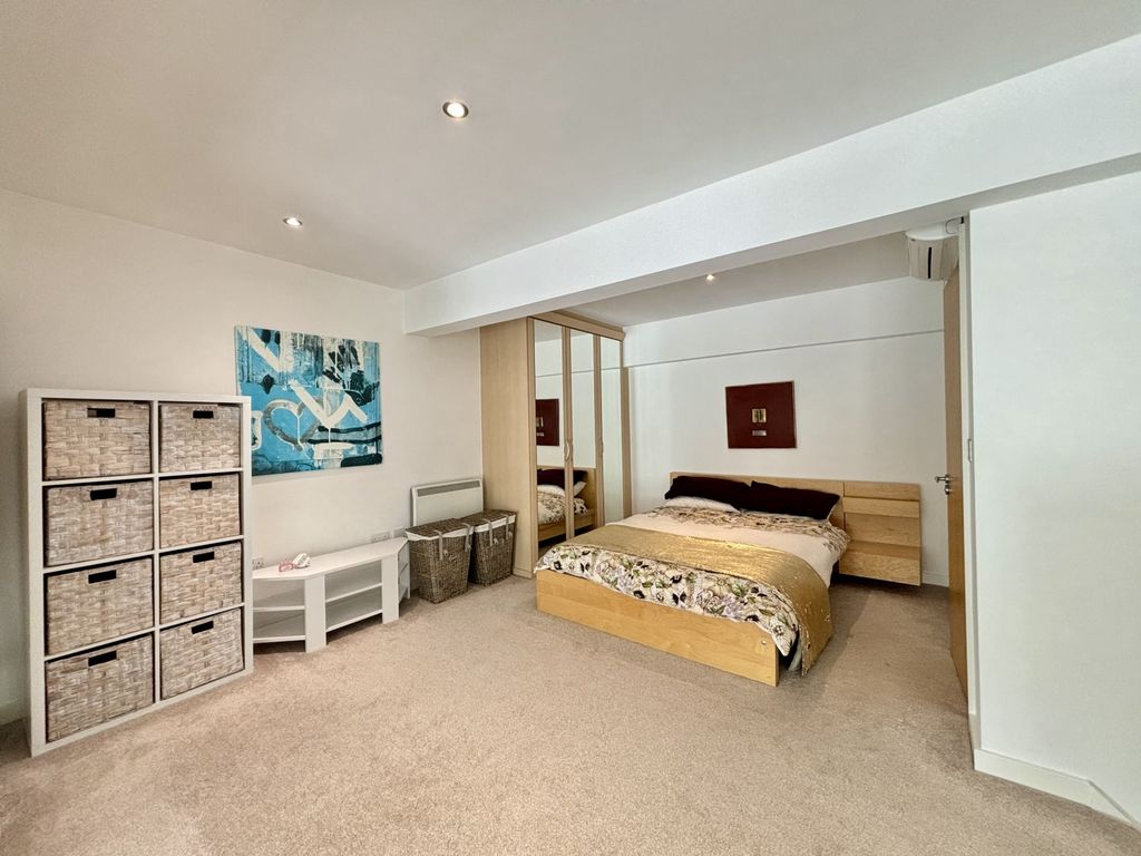 Property photo 3 of 21 Image00010
