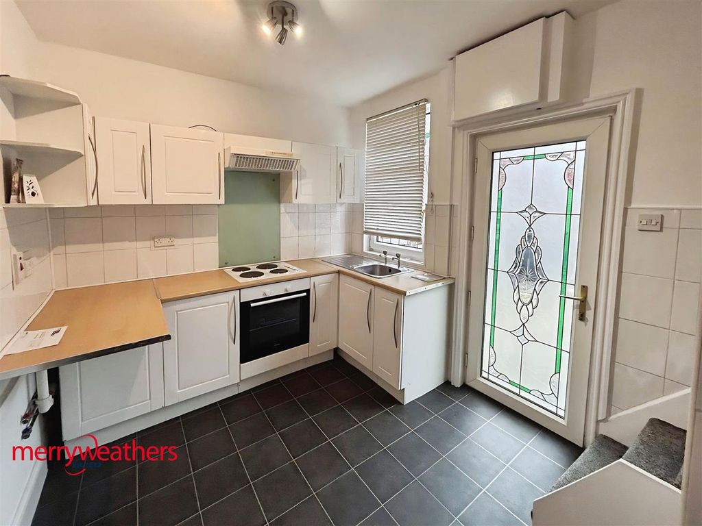 Property photo 2 of 8 Kitchen