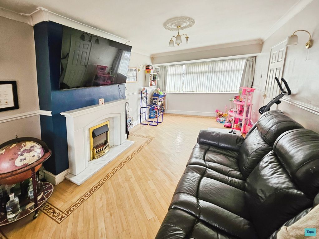 Property photo 2 of 16 Lounge