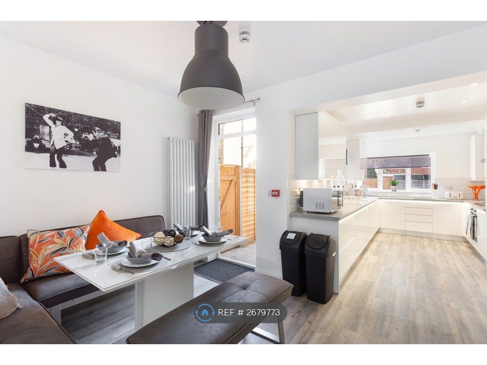 Property photo 1 of 11 Massive Luxury Fully Equipped Kitchen