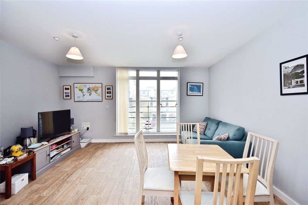 Property photo 2 of 23 Picture No. 11