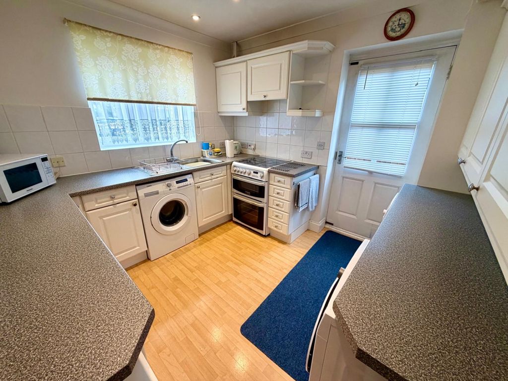 Property photo 3 of 9 Kitchen