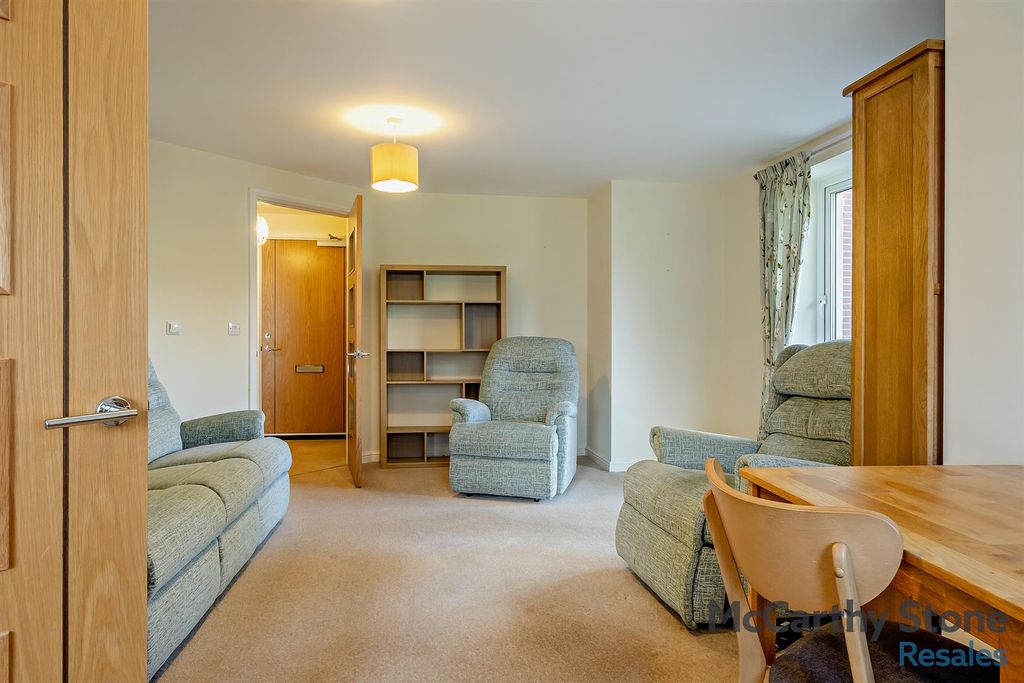 Property photo 3 of 35 8642048-Interior07-800.Jpg