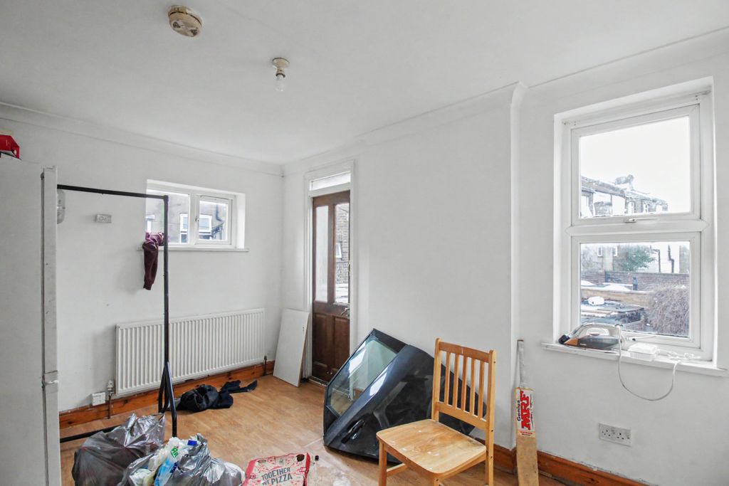 Property photo 2 of 12 First Floor Flat, 1 Frith Road, Leyton, London E11 4Ex