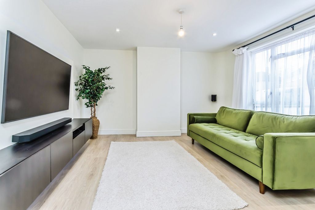 Property photo 2 of 12 Lounge