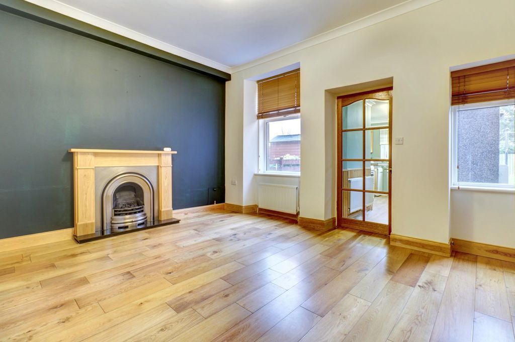 Property photo 2 of 16 Lounge