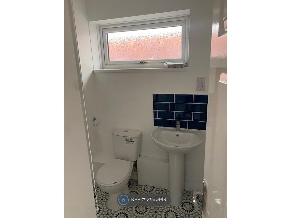 Property photo 3 of 10 En Suite With Shower