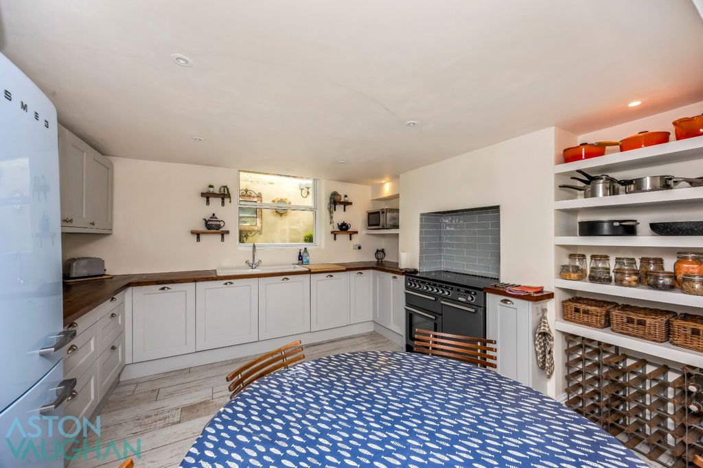 Property photo 2 of 19 5256391
