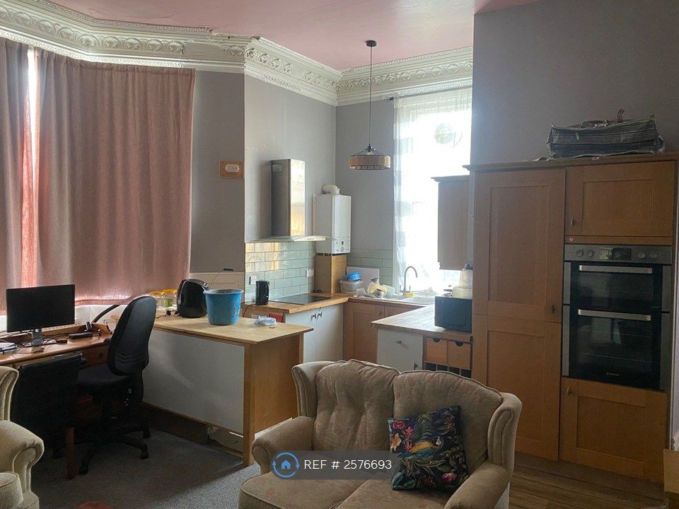 Property photo 3 of 11 Lounge/Kitchen Area