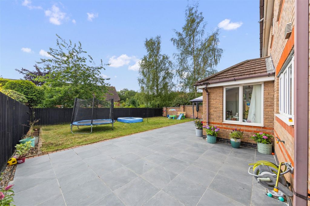 Property photo 2 of 30 Private Rear Garden