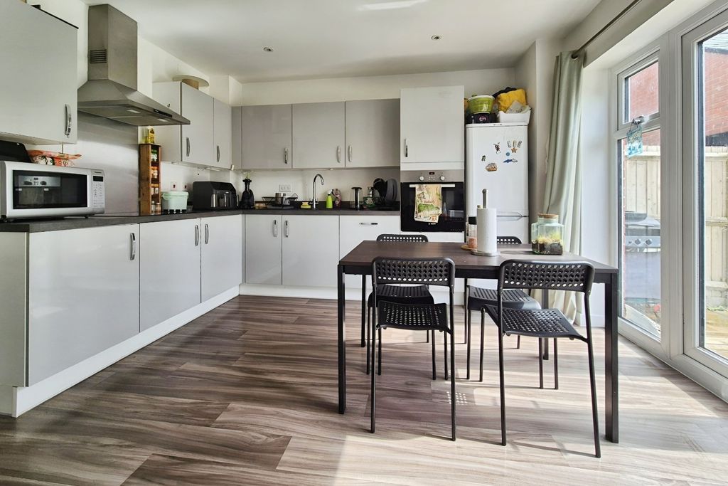 Property photo 2 of 10 Kitchen/Dining Room