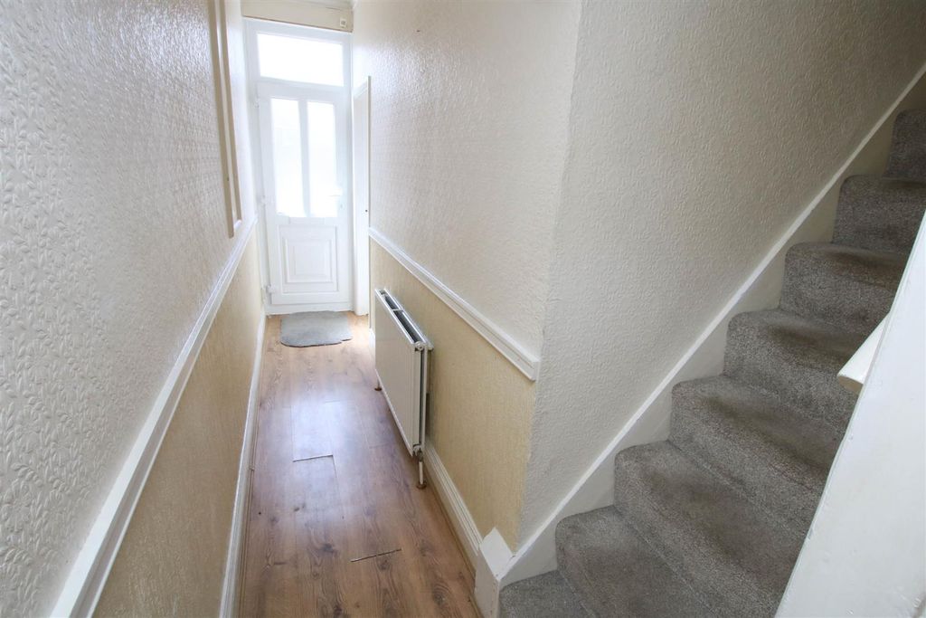 Property photo 2 of 14 Entrance Hall