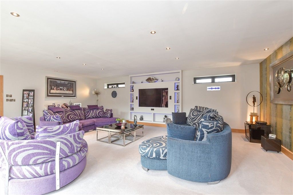 Property photo 2 of 15 Lounge