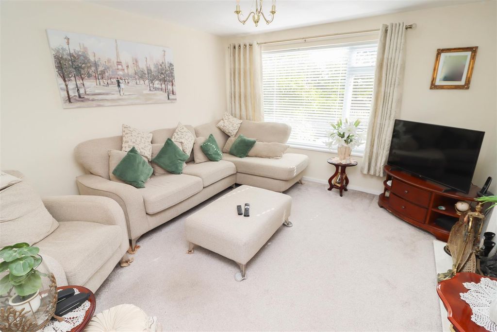 Property photo 2 of 13 Lounge
