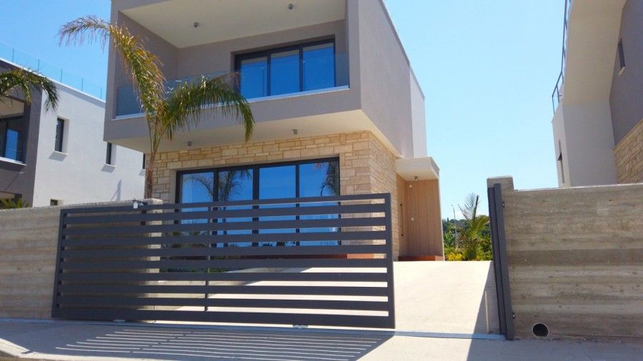 Property photo 1 of 18