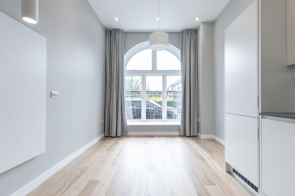 Property photo 3 of 28 Living_Room