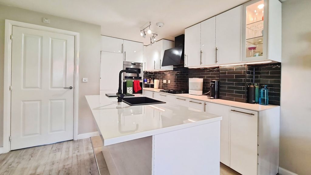 Property photo 3 of 18 Pbox-Img.Jpg