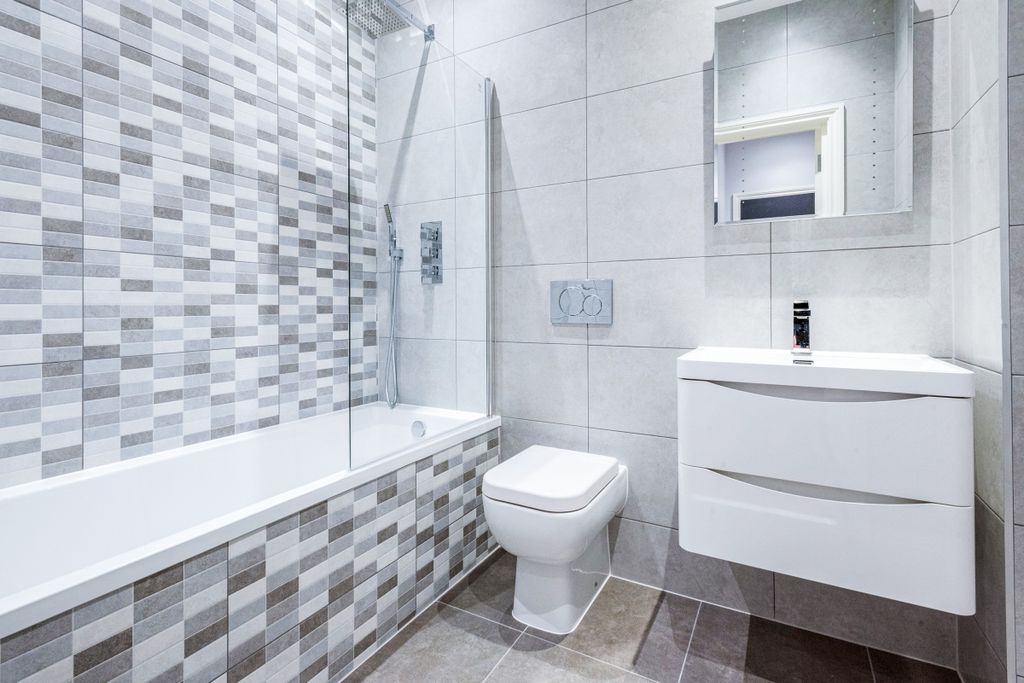 Property photo 3 of 7 Bathroom 15