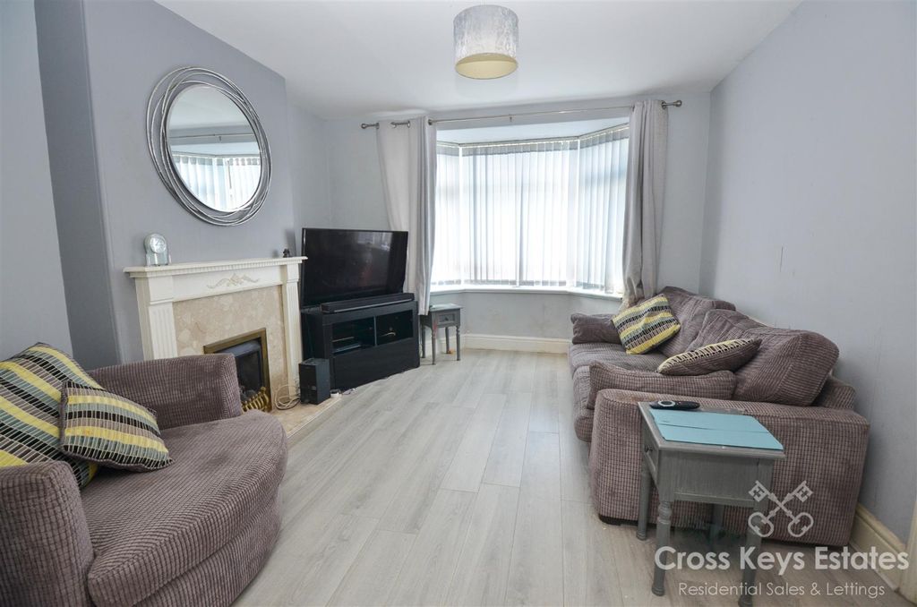 Property photo 2 of 18 Sitting Room