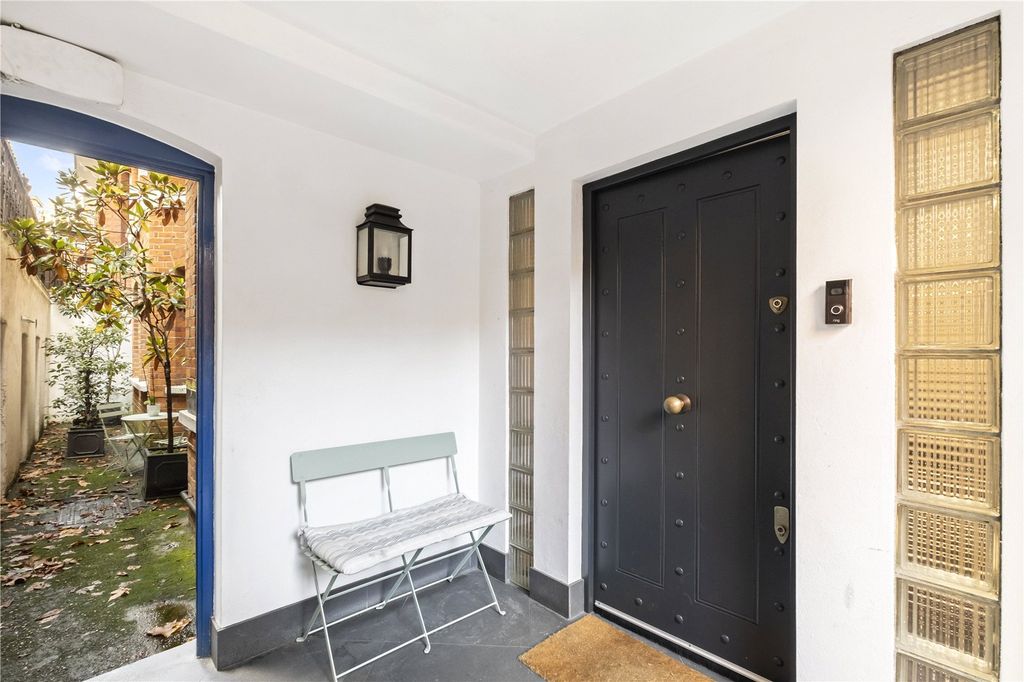 Property photo 3 of 25 Entrance