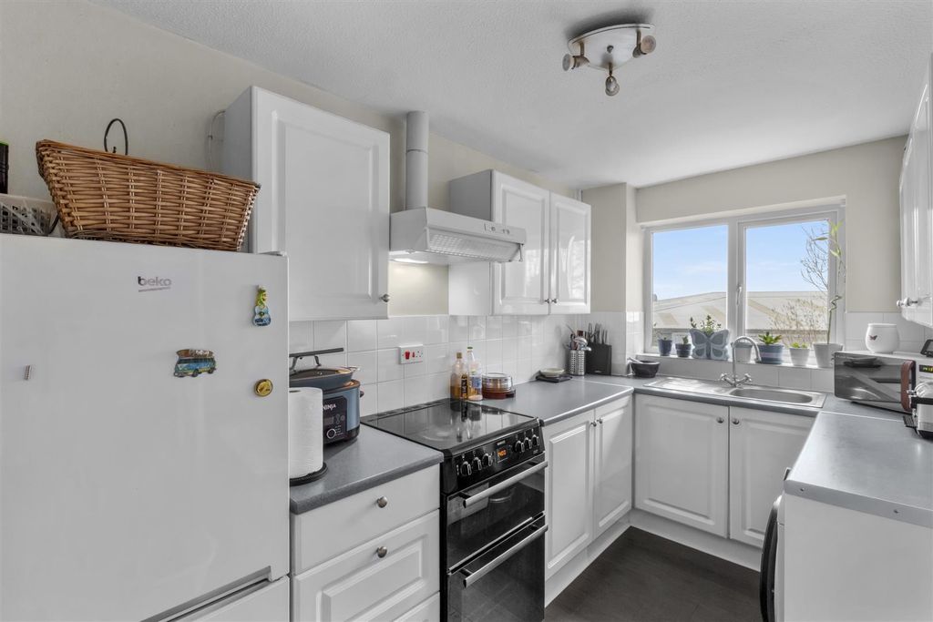 Property photo 3 of 11 Kitchen