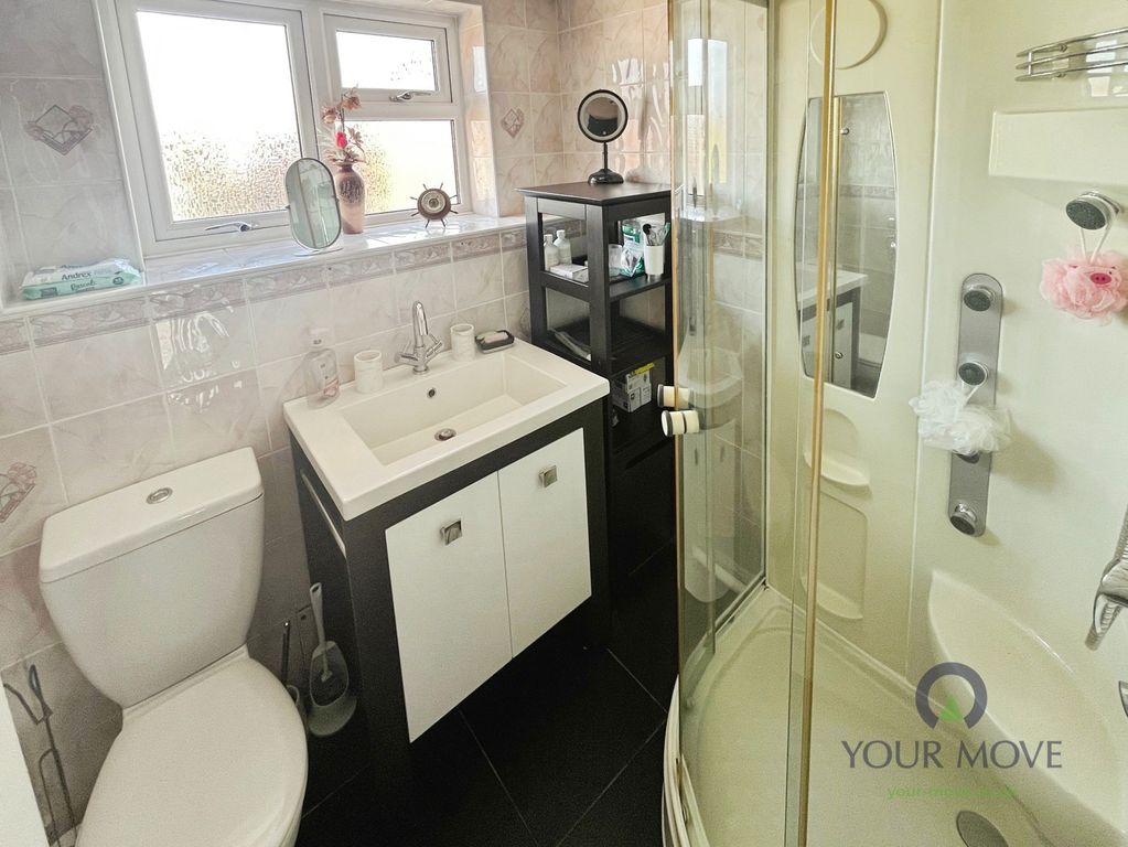 Property photo 3 of 15 Bathroom