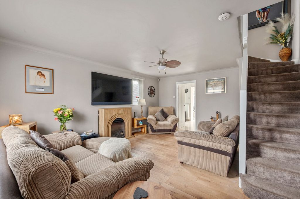Property photo 2 of 32