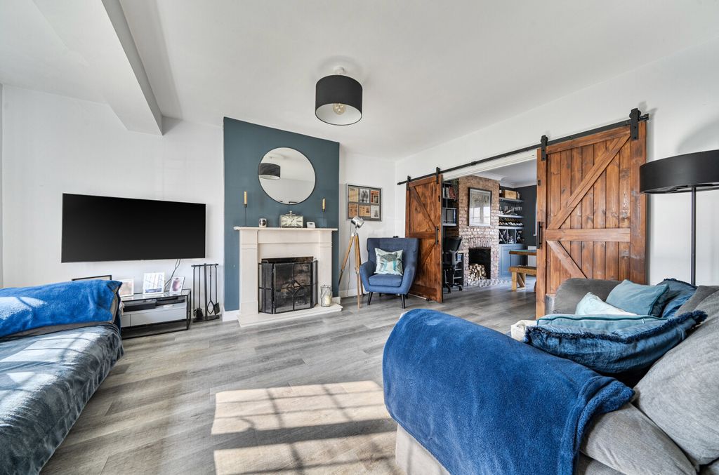 Property photo 2 of 17 Lounge1