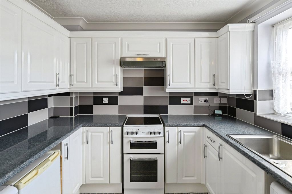 Property photo 3 of 10 Kitchen