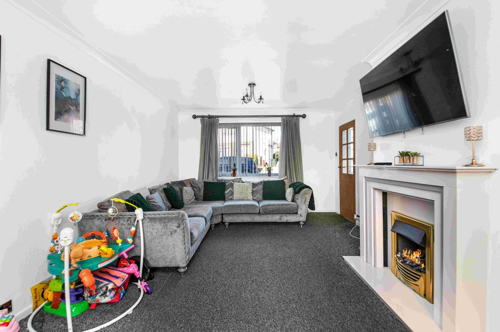 Property photo 2 of 18 Lounge