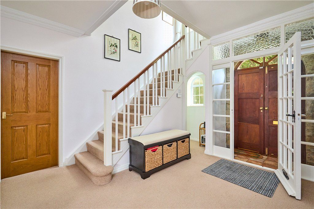 Property photo 3 of 32 Entrance Hall