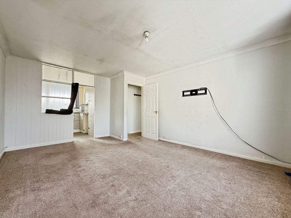 Property photo 2 of 12 Lounge