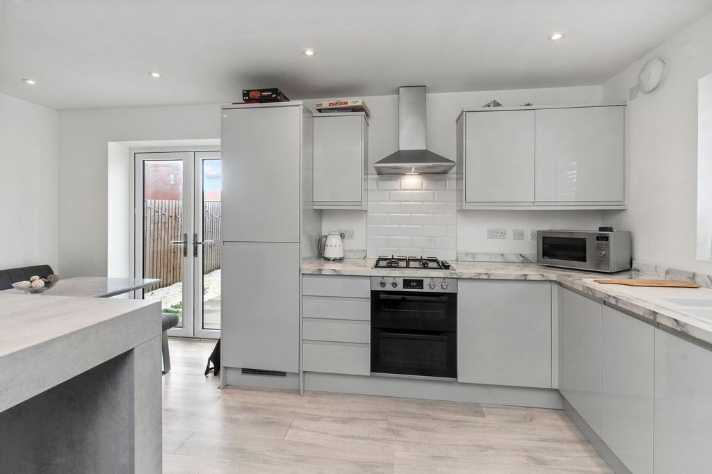 Property photo 2 of 30